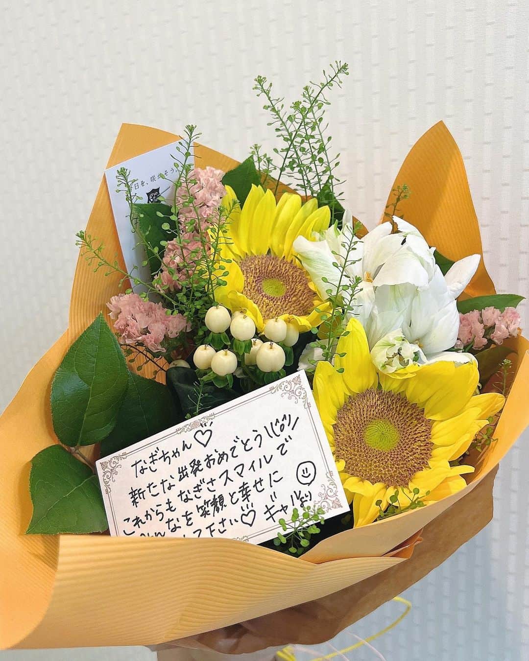 渋谷凪咲さんのインスタグラム写真 - (渋谷凪咲Instagram)「#DayDay 終わり、ゲストで来られていたエルフの荒川さん（親友）から、NMB卒業のお祝いでお花のプレゼントを頂きました〜🥺🌸  『なぎちゃんっぽいお花にしました😇』って、ロマンティックすぎます！わざわざ選んで買いに行った後、長い爪でお手紙まで書いて下さった荒川さんを想像しただけでアガります…🥺💖  もうこのアガった気持ちは、荒川さんプロデュースのコスメブランド #GALLS を使ってメイクするしかないですね！！キラキラコスメ最高ー！！本当にありがとうございました🙇🏻‍♀️💕  そしてNMB48卒業発表から、番組でご一緒させて頂く共演者の皆さまやスタッフの皆さまから温かいお言葉をかけて頂き、私は今毎日、胸が幸せでいっぱいです。本当にありがとうございます✨  頂いたお気持ち全部、これからの人生のエネルギーに換えて頑張ります🌈  #NMB48 #卒業発表 #最近幸せの涙でよく目が腫れています！笑 #ありがたい限りです #先日のメンバーとの撮影も本当に楽しかったなあ〜♡ #もう大好きが溢れます！笑 #ファンの皆さんにも早く会いたいなあ〜♡」8月11日 15時11分 - nagisa_nikoniko