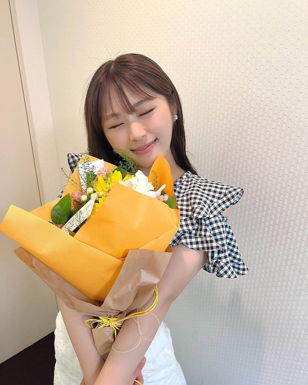 渋谷凪咲のインスタグラム：「#DayDay 終わり、ゲストで来られていたエルフの荒川さん（親友）から、NMB卒業のお祝いでお花のプレゼントを頂きました〜🥺🌸  『なぎちゃんっぽいお花にしました😇』って、ロマンティックすぎます！わざわざ選んで買いに行った後、長い爪でお手紙まで書いて下さった荒川さんを想像しただけでアガります…🥺💖  もうこのアガった気持ちは、荒川さんプロデュースのコスメブランド #GALLS を使ってメイクするしかないですね！！キラキラコスメ最高ー！！本当にありがとうございました🙇🏻‍♀️💕  そしてNMB48卒業発表から、番組でご一緒させて頂く共演者の皆さまやスタッフの皆さまから温かいお言葉をかけて頂き、私は今毎日、胸が幸せでいっぱいです。本当にありがとうございます✨  頂いたお気持ち全部、これからの人生のエネルギーに換えて頑張ります🌈  #NMB48 #卒業発表 #最近幸せの涙でよく目が腫れています！笑 #ありがたい限りです #先日のメンバーとの撮影も本当に楽しかったなあ〜♡ #もう大好きが溢れます！笑 #ファンの皆さんにも早く会いたいなあ〜♡」