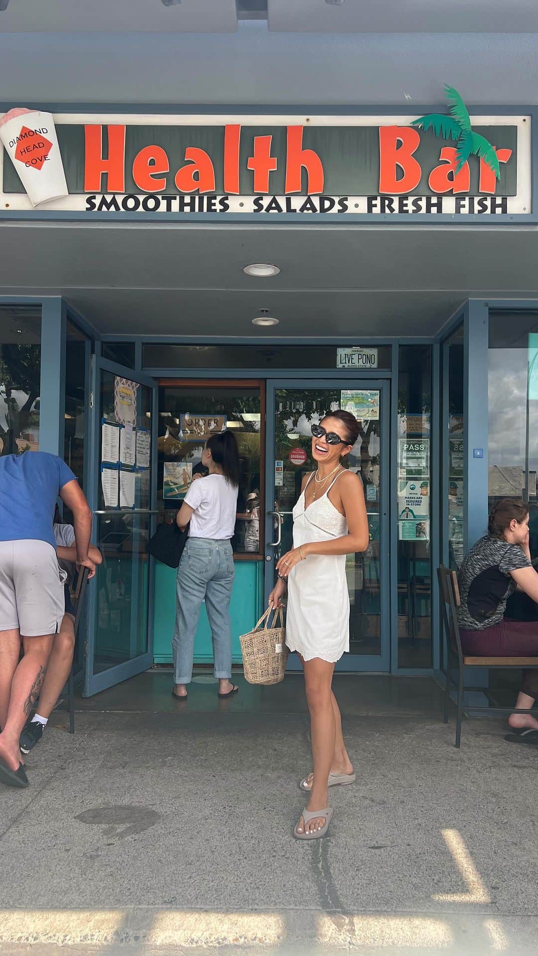 のインスタグラム：「Hawaii day1-2 🌺 shopping、ビーチ、ヨガ、ハイク、初日の宴会🥂 スーパーは毎日🛒✌🏽w   なかなかタフな動きよ笑 明日はゆっくりビーチチルしよ⛱️」
