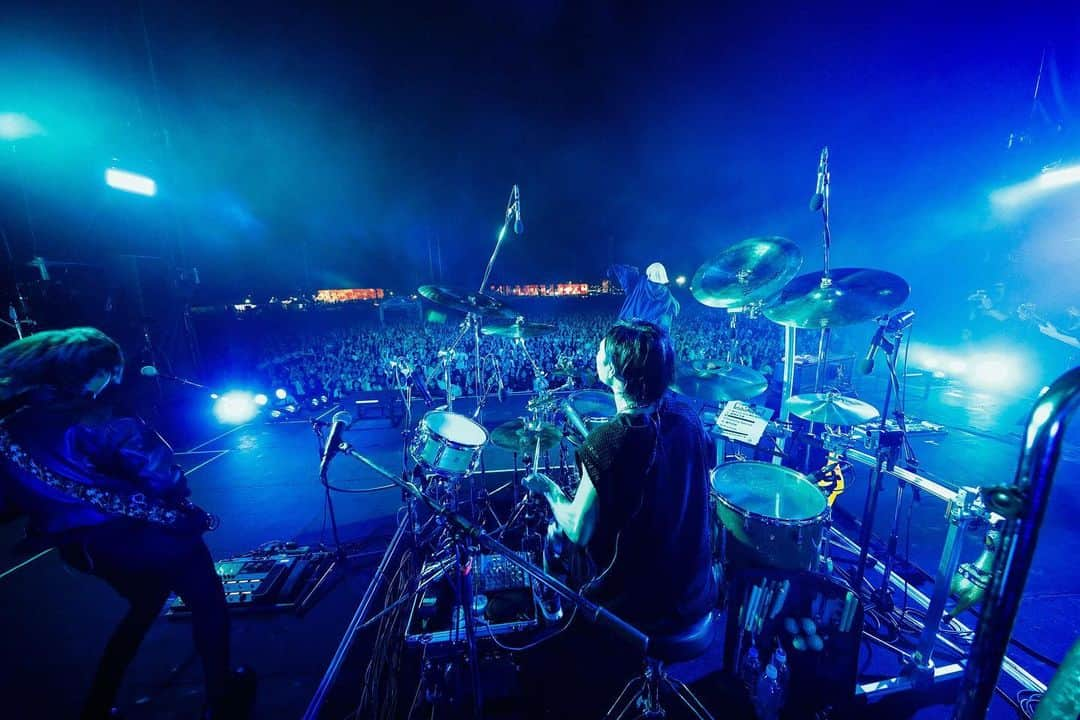 影丸さんのインスタグラム写真 - (影丸Instagram)「ROCK IN JAPAN FESTIVAL 2023、ありがとうございました。  初のクロージングアクトを務めさせて頂きどうなる事かと思いましたが、本当に沢山の方が残って観て下さり感無量です。  最高の景色でした。 (🎆🎆🎆🎆🎆🎆🎆🎆)  photo by YU KUBO  #ロッキン #RIJF2023 #sks #ジグザグ #ドラム #ドラムソロ #drums #drumsolo #drummer #drummerlife #pops #music #musician #songs #zildjiancymbals #yamahadrums #rohemadrumsticks #teamrohema #aspr #アサプラ #ead10」8月12日 0時45分 - kagemaru_zigzag