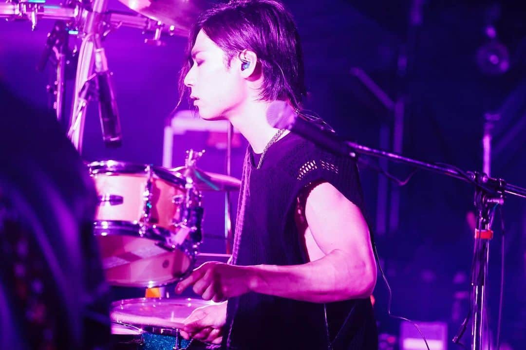影丸のインスタグラム：「ROCK IN JAPAN FESTIVAL 2023、ありがとうございました。  初のクロージングアクトを務めさせて頂きどうなる事かと思いましたが、本当に沢山の方が残って観て下さり感無量です。  最高の景色でした。 (🎆🎆🎆🎆🎆🎆🎆🎆)  photo by YU KUBO  #ロッキン #RIJF2023 #sks #ジグザグ #ドラム #ドラムソロ #drums #drumsolo #drummer #drummerlife #pops #music #musician #songs #zildjiancymbals #yamahadrums #rohemadrumsticks #teamrohema #aspr #アサプラ #ead10」