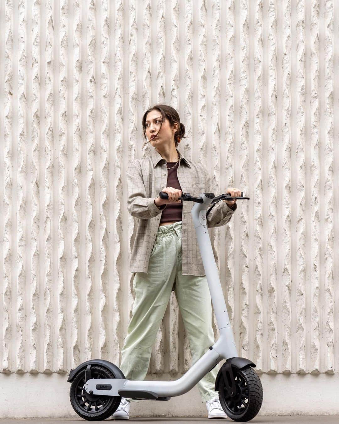 リン・ハッチソンのインスタグラム：「🛴  me driving car = 🫣😵😰🙏 me driving scooter = 😎🤪🤗🤘  fun day zooming round london with Taur ⏩  Thanks to ojiichan 👴 for the shirt which I’ve been wearing a lot recently」