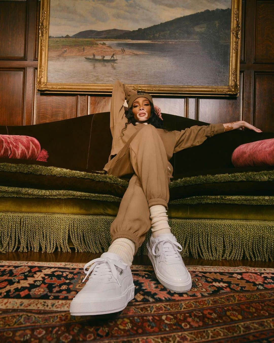 ウィニー・ハーロウさんのインスタグラム写真 - (ウィニー・ハーロウInstagram)「Forever mood: cozy chic style 🤍 @winnieharlow's favorite Cali Court is back with a touch of neutral flair and refined elegance.」8月12日 0時42分 - winnieharlow