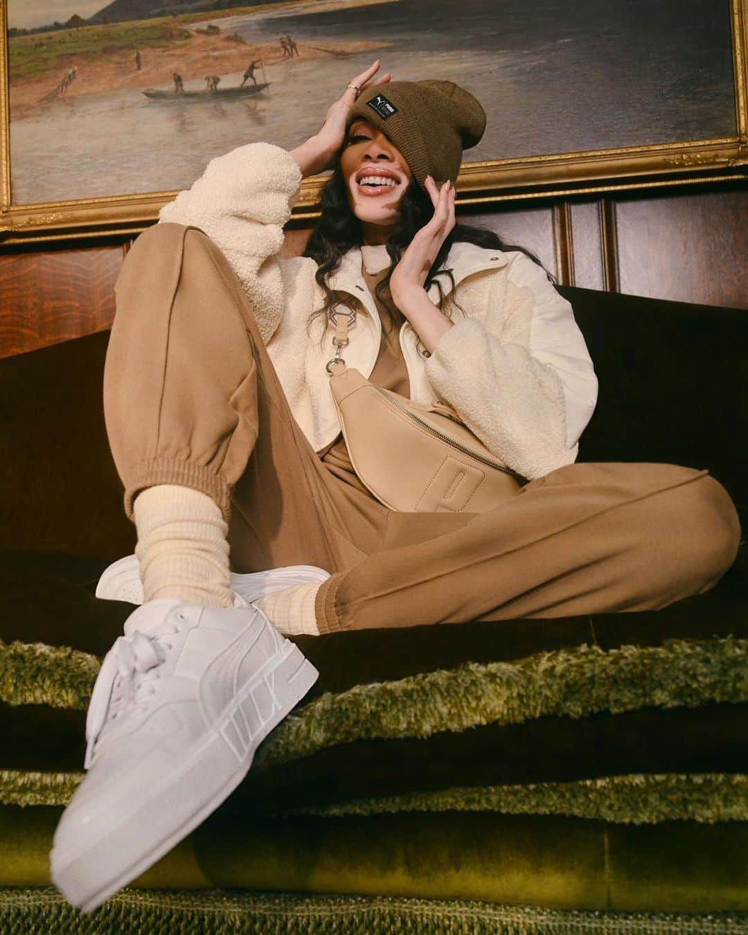 ウィニー・ハーロウさんのインスタグラム写真 - (ウィニー・ハーロウInstagram)「Forever mood: cozy chic style 🤍 @winnieharlow's favorite Cali Court is back with a touch of neutral flair and refined elegance.」8月12日 0時42分 - winnieharlow