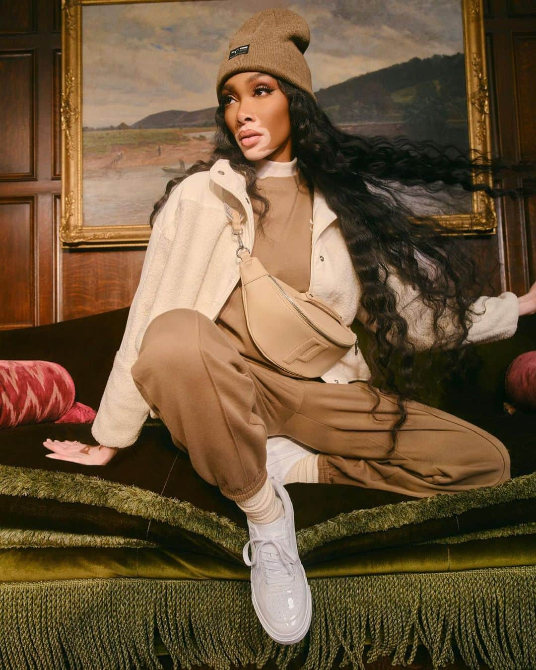 ウィニー・ハーロウさんのインスタグラム写真 - (ウィニー・ハーロウInstagram)「Forever mood: cozy chic style 🤍 @winnieharlow's favorite Cali Court is back with a touch of neutral flair and refined elegance.」8月12日 0時42分 - winnieharlow