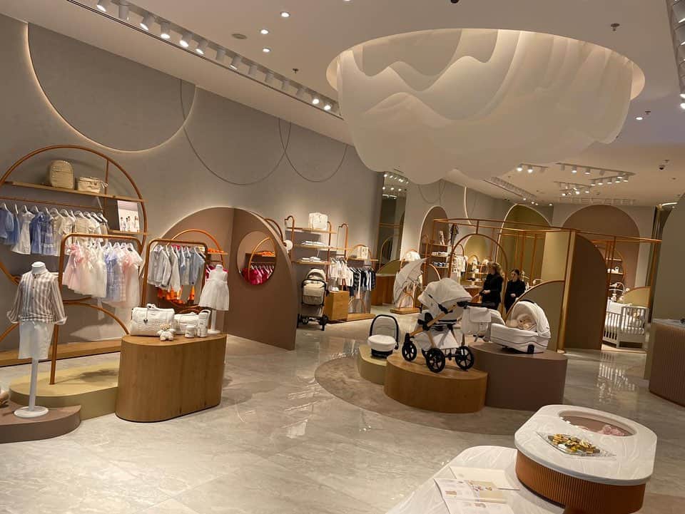 カトリネル・メンギアさんのインスタグラム写真 - (カトリネル・メンギアInstagram)「One of the most beautiful jobs in the world I certainly Do ! 🥰 Nanán's #artdirection that always makes me stay in the world of #children and the most #beautiful fairy tales there is .  Here we are with a #newopening !✨ The Italian brand consolidates its international growth inside the  largest shopping mall in the world ! @thirtyonedesign  Hello #Dubai ! ❤️ @nananofficial  #dubaishopping #childrenseemagic #nanan #catrinelmarlon #madeinitaly」8月12日 0時53分 - catrinelmarlon