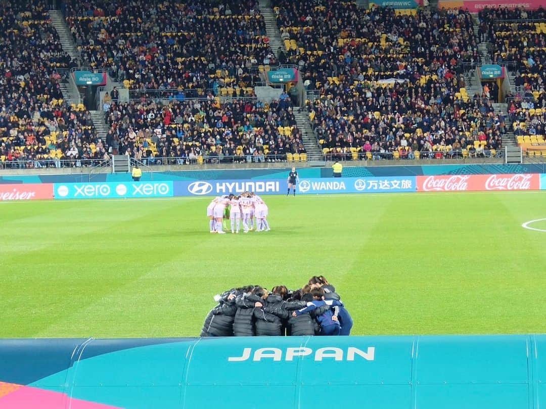 三宅史織のインスタグラム：「. 皆と戦えた事を誇りに思います。  そして素晴らしい 経験をさせてくれた全ての方々に感謝します。  たくさんの応援ありがとうございました。  ありがとうみんな！ ありがとうW杯！  #なでしこジャパン #fifawwc2023 #感謝」