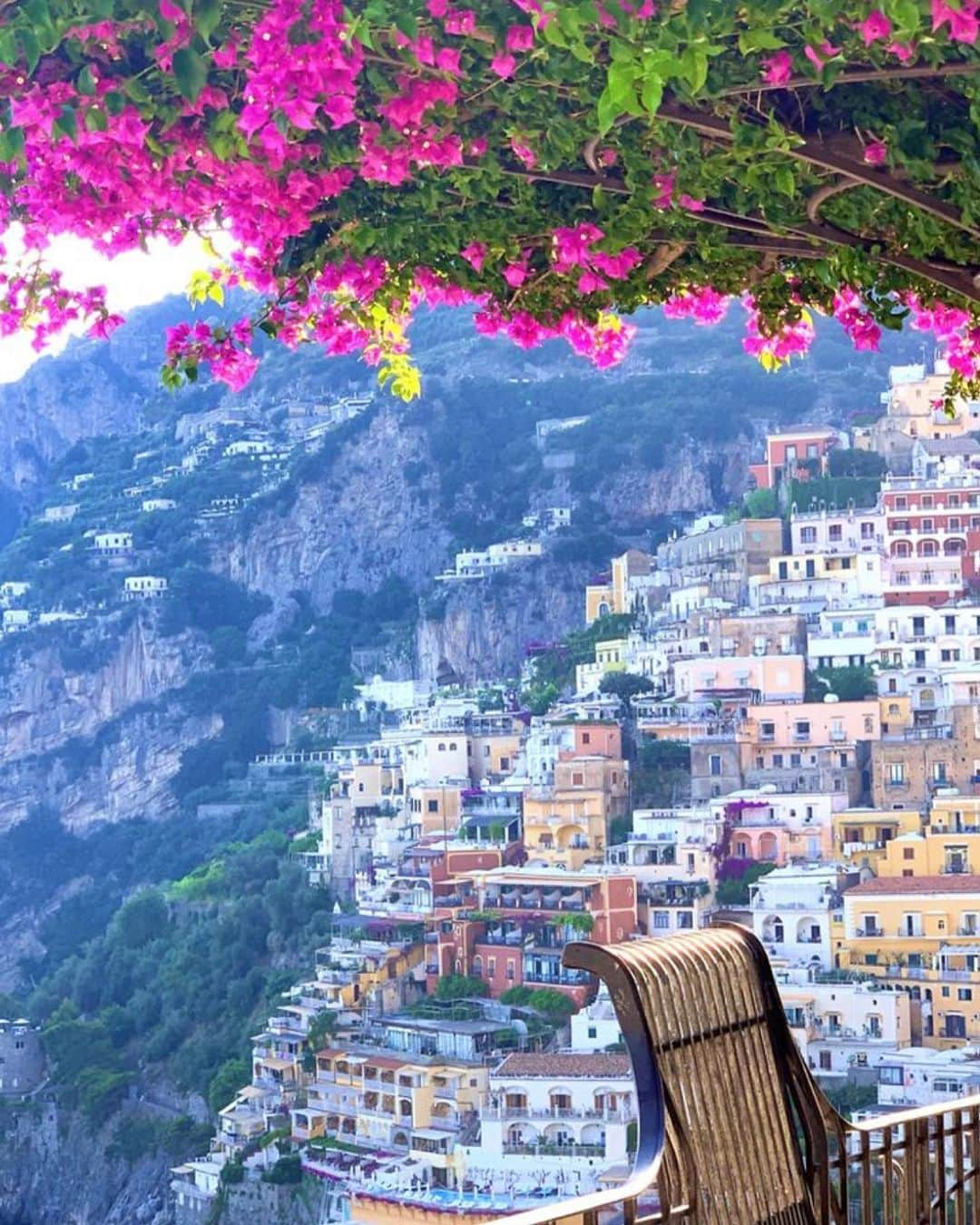 KaThE ArOcAのインスタグラム：「Perdida en un paraíso 🌊  #costaamalfitana #italia #positano」