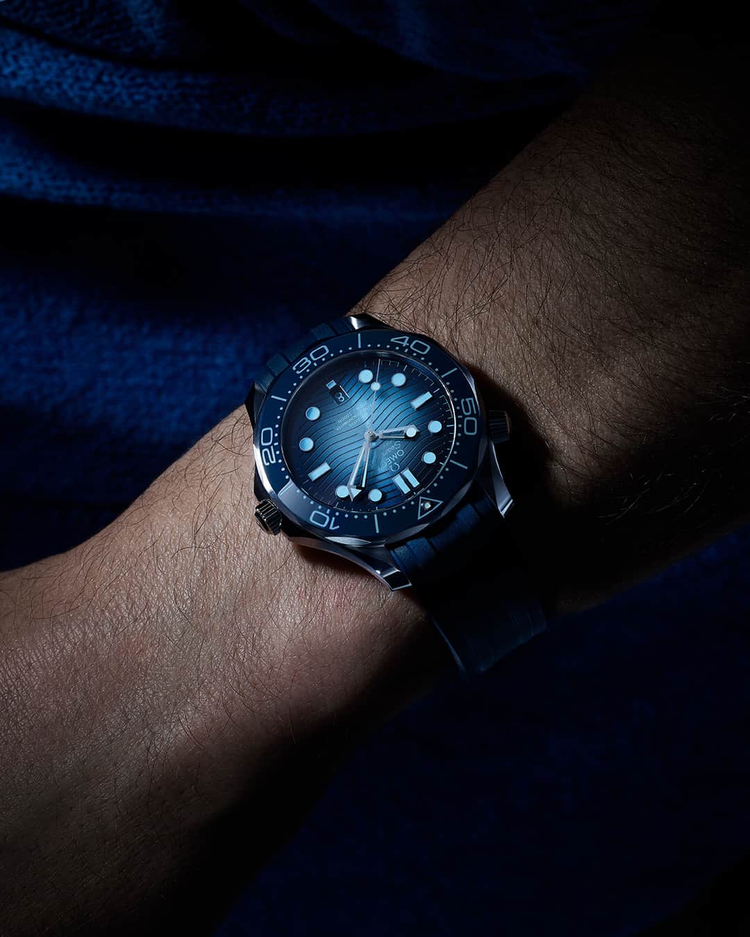 のインスタグラム：「#Seamaster  Precision at every level.   300 metres. The 42 mm Seamaster Diver 300M on a blue rubber strap with Summer Blue dial and rhodium-plated skeleton hands and raised indexes.  #OMEGA」