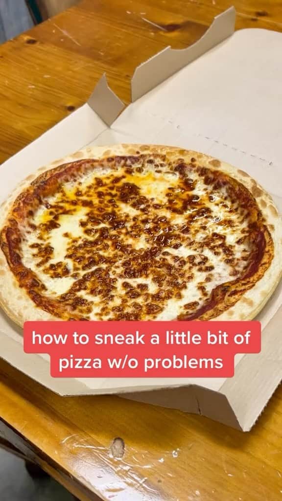 Pizza Hutのインスタグラム：「extra-stealthy slice sneak」