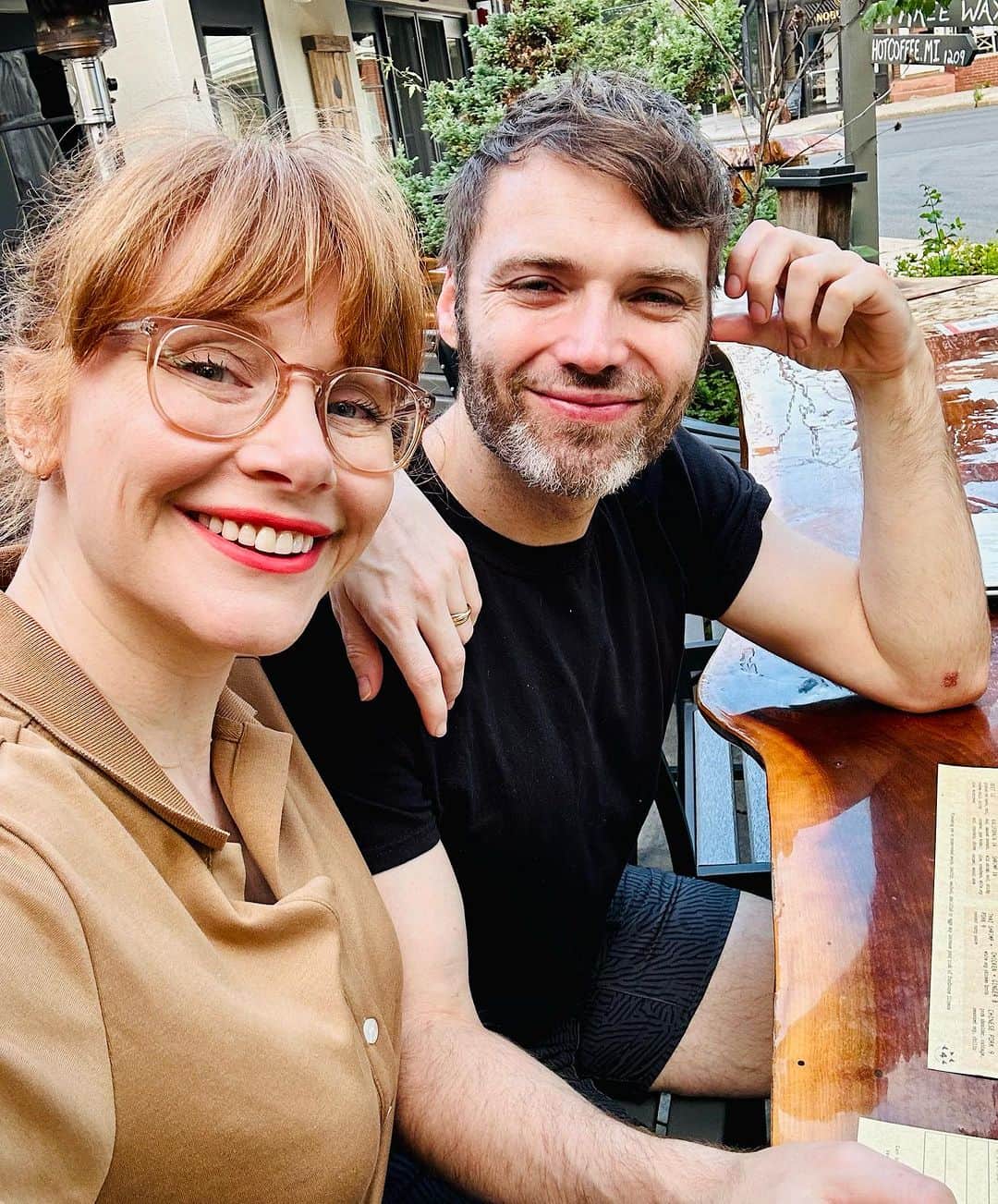 ブライス・ダラス・ハワードのインスタグラム：「When “date night” is in broad daylight cause you have kids 😂⁣ ⁣ [ID: A profile selfie of BDH (left) and Seth (right) sitting at a wooden communal-style table for dinner.]」