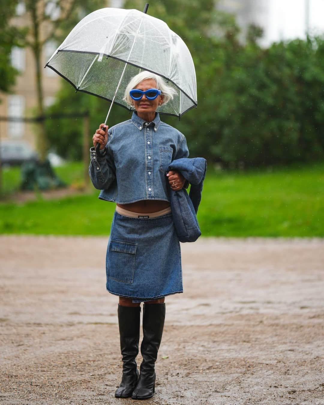 Nylon Magazineさんのインスタグラム写真 - (Nylon MagazineInstagram)「Umbrellas were a hot accessory for attendees at Copenhagen Spring 2024 Fashion Week, but gloomy skies and scattered showers didn’t stop them from putting their best fits forward. From coquette-inspired rosettes and ribbons, to a slew of TikTok’s most sought-after ‘core styles — check out our favorite street style looks from #CPHFW at the link in bio.  [Getty]」8月12日 1時08分 - nylonmag
