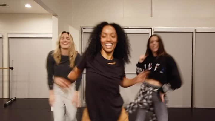 のインスタグラム：「dance will always be one of the greatest joys in my life and the fact that I can still do it with two of my best friends 20 years later…😍 and the cool thing about it now it’s just for fun. It’s not about work, it’s not about achieving some thing, it’s all to play. @arianaberlin @dominiquedomingo   choreography by @karonlynntv video by @iamkyleschmid」