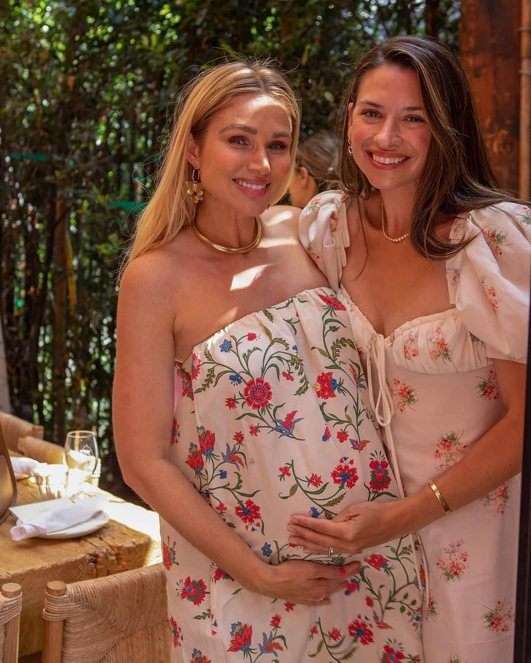 アリッサ・ジュリア・スミスさんのインスタグラム写真 - (アリッサ・ジュリア・スミスInstagram)「Soooo I decided to host my own ‘baby sprinkle’ at 37 weeks pregnant (pretty sure Emily Post is rolling over in her grave). Needless to say thank-you notes will be coming late! 🌹  I wasn’t planning on doing anything this time around because our house isn’t finished and I’ve been dreaming of doing it at home. But I’m so glad I ended up getting my girls together to celebrate this baby girl. It was perfect, intimate and zero stress!! Just glad I didn’t go into labor at brunch due to the heatwave tho. 😝🩷👶🏼」8月12日 1時13分 - alyssajulyasmith