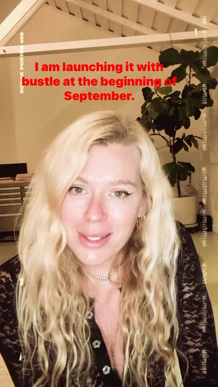 アマンダ・デ・カディネットのインスタグラム：「It’s time to name my new advice column and I would love your help pls! I’m getting ready to launch this new series with @bustle in a few weeks and am really looking forward to hearing your questions. But first … we need to come up with a GREAT name for this advice series. Any ideas ? Please share ideas in the comments or DM me pls ! 💗🌸🙋‍♀️」