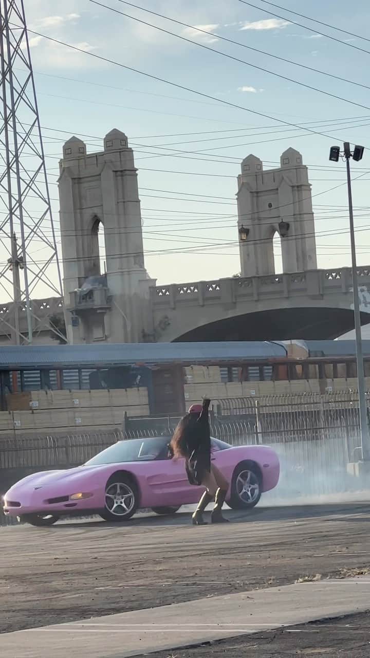 チャーリー・エックス・シー・エックスのインスタグラム：「speed drive video next week! i think!」