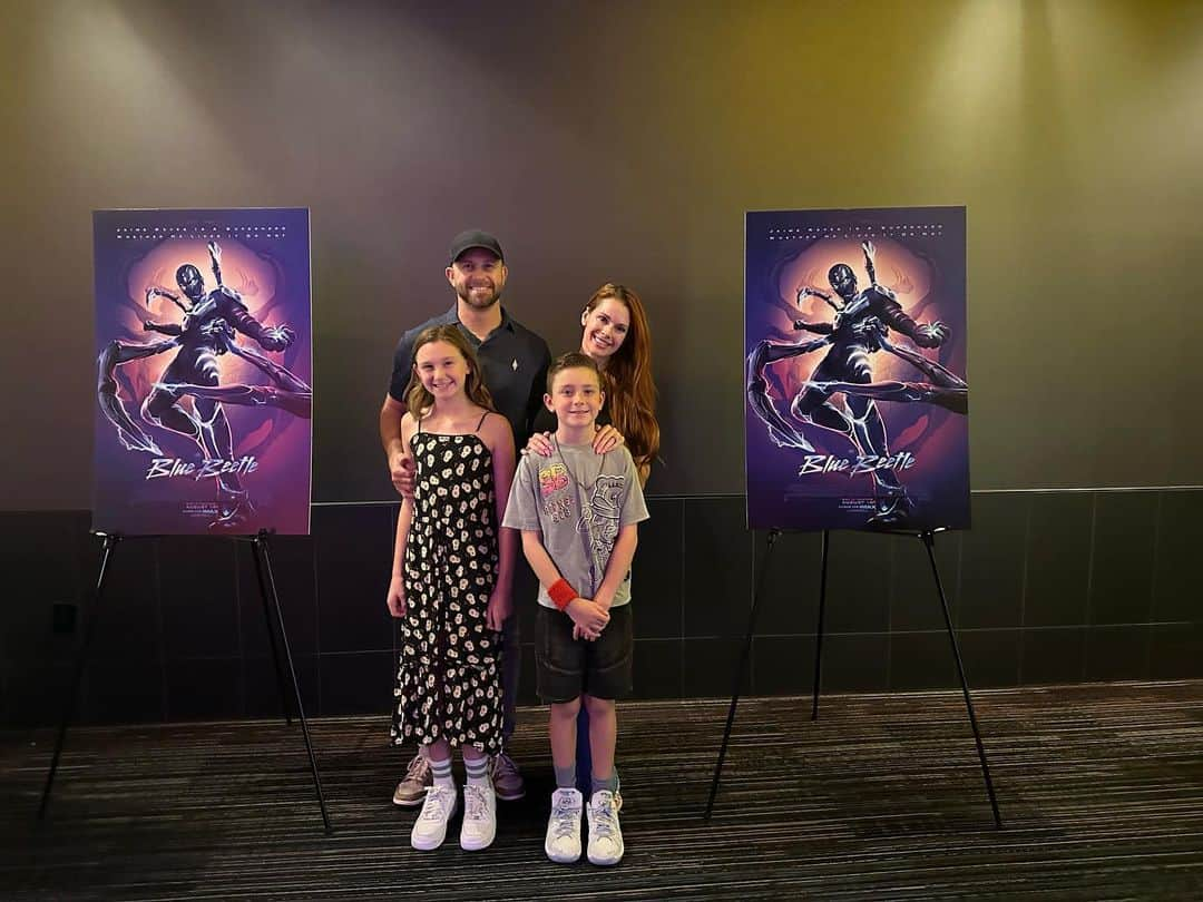 エバン・ロンゴリアのインスタグラム：「Thanks to @wbpictures for giving the family and I a sneak peek of @bluebeetle…in theaters everywhere AUGUST 18!  The movie was fantastic for the whole family. It made for a great movie night. #BlueBeetle」