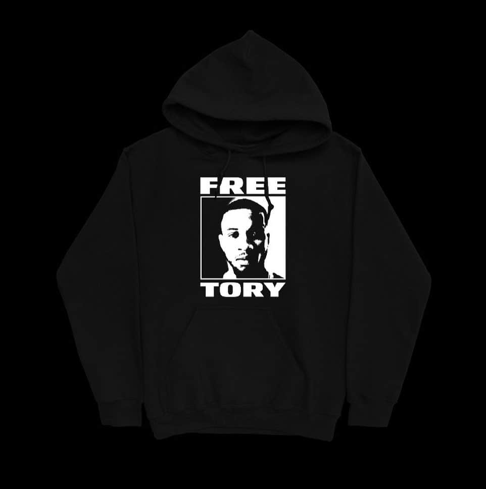 トリー･レーンズさんのインスタグラム写真 - (トリー･レーンズInstagram)「Free Tory … Till It’s Backwards … Live Now @ ForeverUmbrella.Com ☔️」8月12日 1時29分 - torylanez