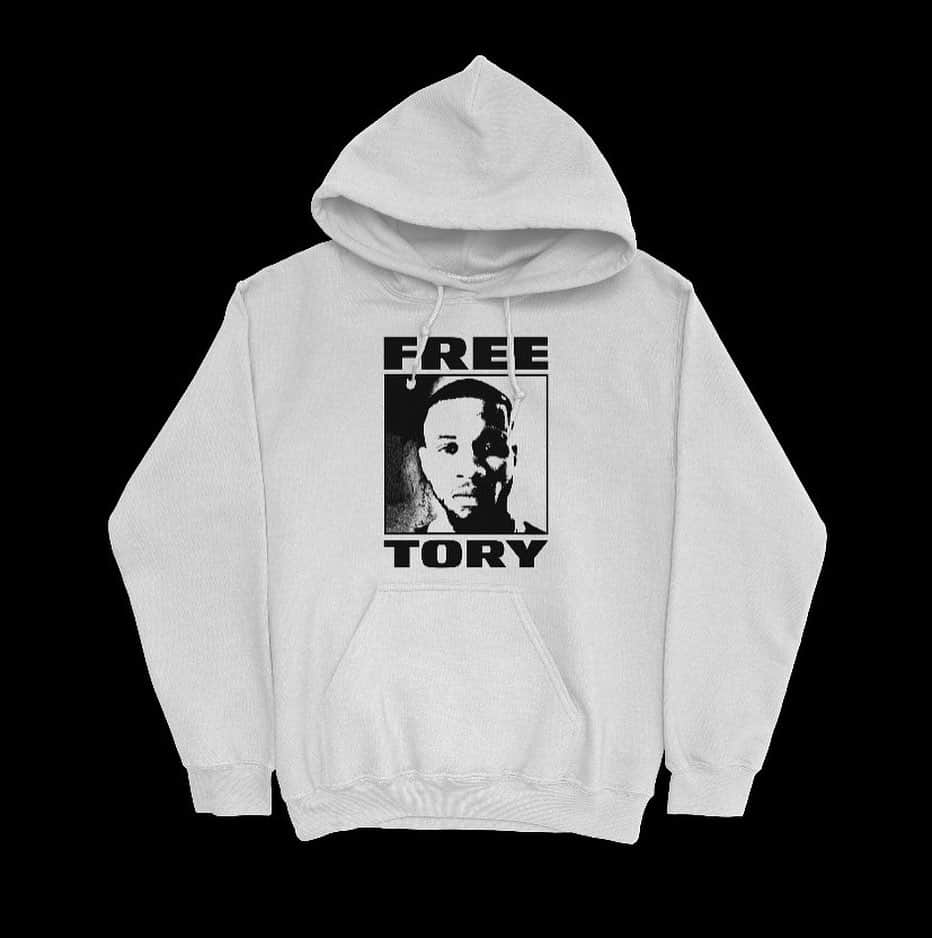 トリー･レーンズさんのインスタグラム写真 - (トリー･レーンズInstagram)「Free Tory … Till It’s Backwards … Live Now @ ForeverUmbrella.Com ☔️」8月12日 1時29分 - torylanez