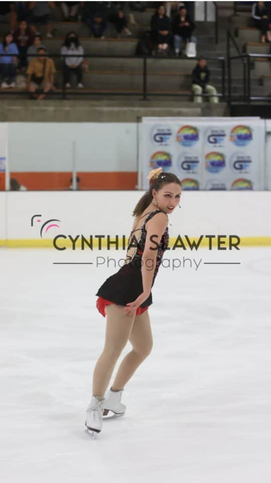 コートニー・ヒックスのインスタグラム：「Hi hi hi twenty million years later, here finally is my full freeskate from Glacier Falls! My aunt recorded this so my uncle could see it since he couldn't go to the competition, but they both have iPhones and I have a pixel so it took some finagling to get me the video at a decent quality. It only took us like 2 days to get it sorted, the rest of the time I just kept forgetting to post it whoops 👍🫡 Enjoy! . . . . #iceskater #iceskate #iceskating #figureskater #figureskate #figureskating #figureskating_amazing #lutz #triplejump #morning #fypage #fypシ #foryou #foryoupage #usfigureskating #isu #reels #pretty #athletesofinstagram #athlete #jacksonultima #johnwilson #jumps #explorepage #explore #фигурноекатание」