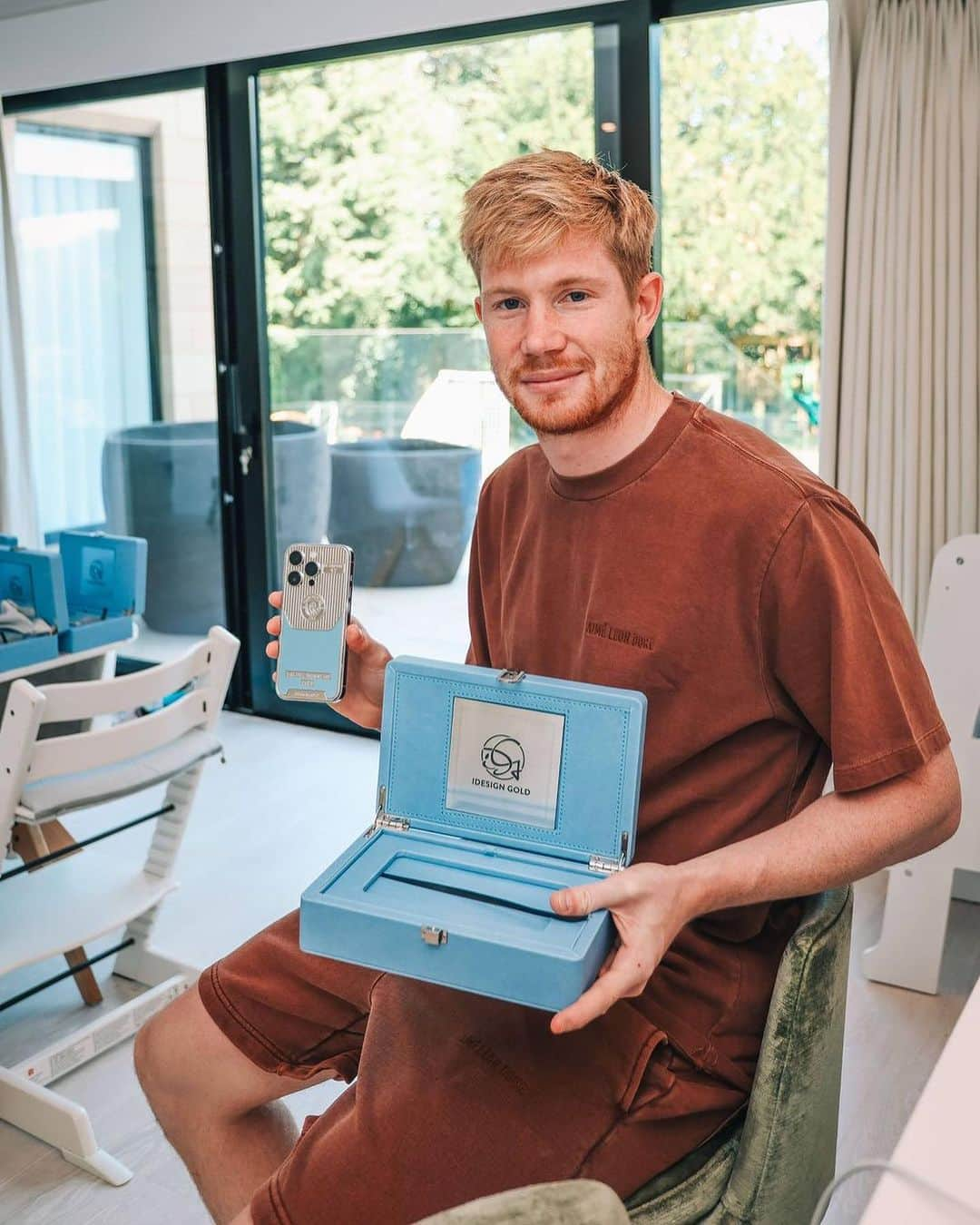 ケヴィン・デ・ブライネさんのインスタグラム写真 - (ケヴィン・デ・ブライネInstagram)「26 Platinum Manchester City Edition iPhones💙#treblewinners   @kevindebruyne  @mancity」8月12日 1時44分 - kevindebruyne