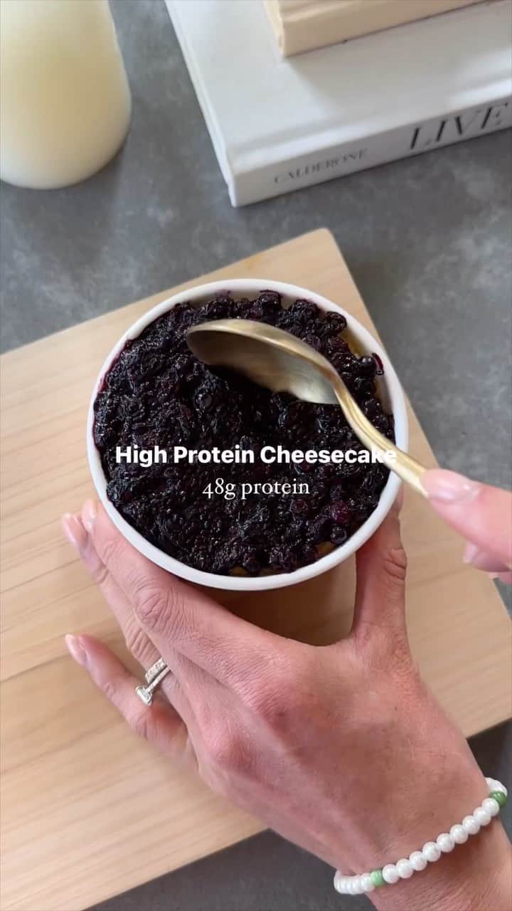 のインスタグラム：「A high protein packed cheesecake that taste like dessert:  This recipe is specially for my girls who love a sweet breakfast in the morning but want to get their protein take in. Made with all savory ingredients this recipe is going to blow your mind. With 48 (!!) grams of protein it’s the perfect breakfast to start your day. ( or eat it as a snack!)  Cheesecake Ingredients: 	⁃	3/4 cup cottage cheese 	⁃	1 scoop @ritual vanilla protein powder 	⁃	1 tsp maple syrup 	⁃	1 egg 	⁃	Pinch of salt 	⁃	Coconut oil or butter for ramekin  Blueberry Jam: 	⁃	1/2 cup frozen blueberries or raspberries 	⁃	2 tbsp chia seeds   	1. In a skillet add frozen blueberries and cook for 2 minutes until soft. Then add chiaseed and stir together. Add into a jar in the fridge so the chiaseed absorbs all the liquid and becomes a jam texture. 	2. Add all the cheesecake ingredients to a small food processor and blend until smooth. 	3. Add your choice of oil/butter to the ramekin so the batter doesn’t stick. 	4. Add the cheesecake mixture to the ramekin and bake for 12 minutes on 375F in airfryer ( or 25 minutes on 350F in oven) 	5. Let it cool down and add the chiaseed jam on top 	6. Ready to serve!  Find more of my recipes and meal plans on @soulsyncbody」