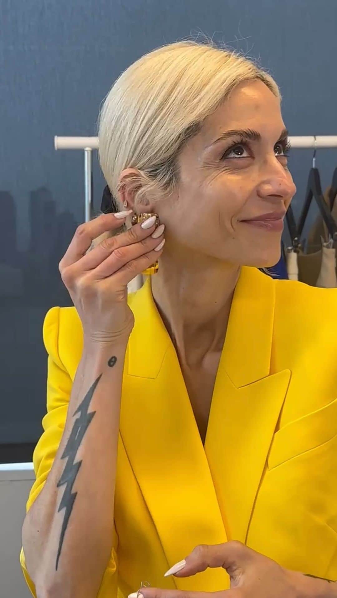 Saks Fifth Avenueのインスタグラム：「Never not having a good time during Saks Live events, especially when fashion stylist @thesofiakarvela stops by. Head to our IG Stories and saks.com/sakslive to watch and shop now. #Saks」