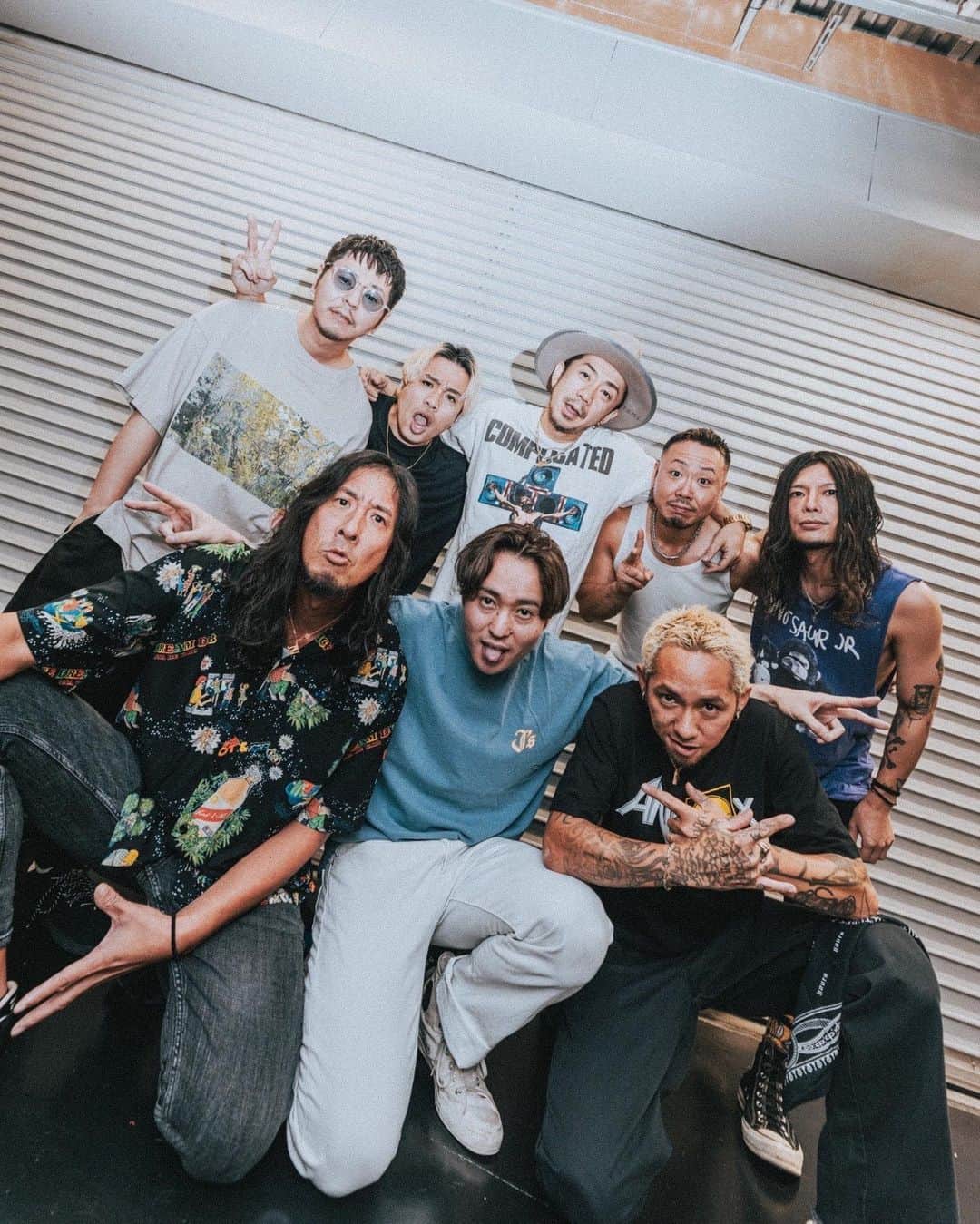T$UYO$HIのインスタグラム：「. NOISE MAKERにお呼ばれしての2マンLIVE 恵比寿LIQUIDROOM以来だね  LIVEで感じたことや いろんな話を 大事な話をいっぱいしたね @uta_boby_noisemaker の部屋で  おかげでこっちは二日酔いですよw  NOISE MAKERは 更にパワーアップするんじゃないでしょうか  強力になりすぎたら あん時言わなきゃよかったなぁ（笑）って 苦笑いしよう  photo @nekoze_photo   #noisemaker #thebonez」