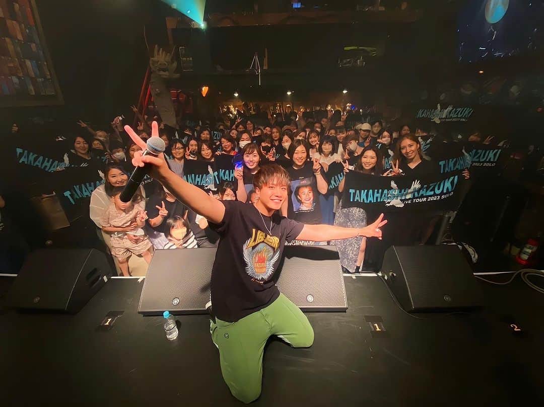 KAZUKI【ANFiNY】のインスタグラム：「2023.08.11 『おれの日』  沢山のfamilyにお祝いしてもろた🥂✨  28歳良い歳してはしゃいだな笑  ステージから見るみんなも めっちゃ笑顔でおめでとう言ってくれて嬉しみコーン🌽  陸 @rikusasaki24 も お祝いしにきてくれて 一緒にEXILEメドレー歌ってくれた👍 ATSUSHIさんの楽曲楽しみにしとるな！✨  本日メジャーデビューを果たした @osashimi2626 氏も最高の1日になったことでしょう。#東京秘密基地  配信見とったみんなも楽しかった？😏  明日から二日間福岡やけん 楽しみに待っといてな！！👍  誕生日当日をみんなと過ごせて最高に幸せな1日になった🤭  一般的にはまだまだ若いみたいやけん頑張りまっせ🔥笑  これからも"髙橋一輝"をよろしくオネシャス！！！！  #髙橋一輝 #生誕祭」