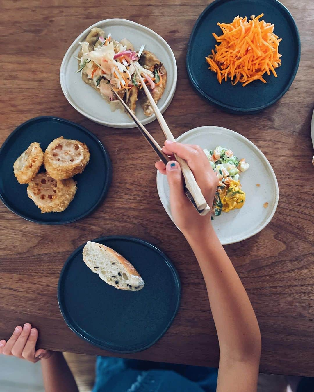 原田沙奈子さんのインスタグラム写真 - (原田沙奈子Instagram)「最近のアマネとの食卓。 夏休みということもあり、だいたい作り置き🫶 （夏バテ防止になるべく色んな種類を食べたいんだけどね。なにって、アマネが🥕好きで、🥕の日々）  器はこれくらいの量をよそえるのが結果的に1番使える。 @lakole_official の“ゆるっとスタック”は取り皿にもなるし、ゆるっとした形でテーブルの上で程よくこなれてくれるし、重ねられるし。 （窯元さんと協力して職人さんの手仕事で1ミリ単位の拘り👏）  品質も良く、シンプルで、実用性も兼ねていて、低価格。←取り皿として同じ器を数枚揃えたい時にも嬉しい価格で有難い  プレゼントキャンペーン（8/18まで）とのことで、ぜひチェックしてみてください☺️  #LAKOLE #ラコレ#あたりまえを素敵に#日本製食器#lakolepr#美濃焼食器#美濃焼」8月11日 17時09分 - sanakoharada