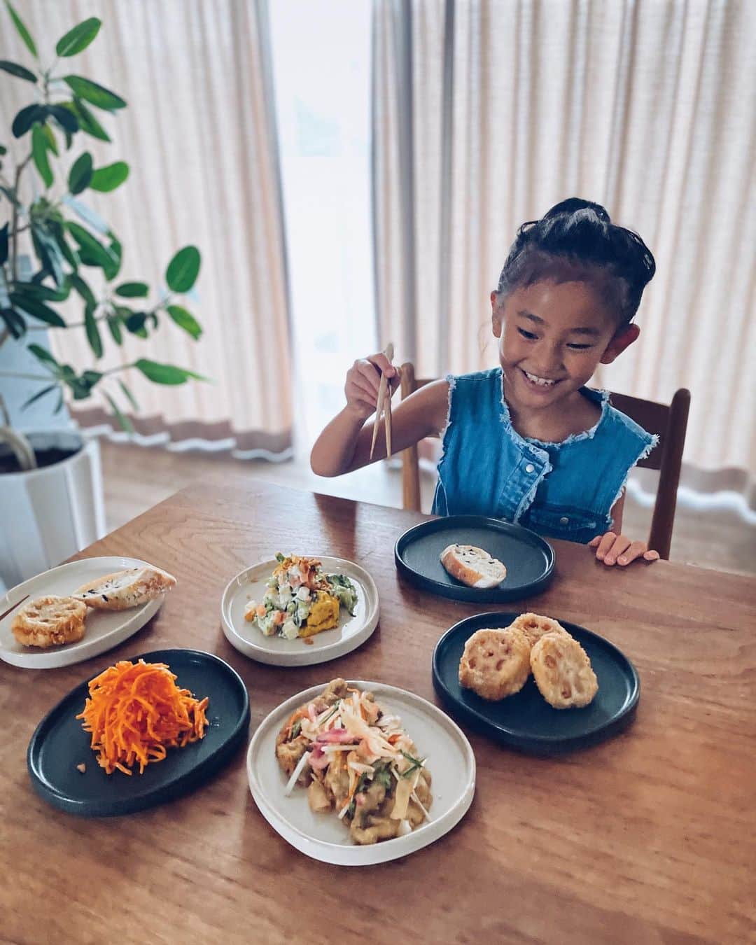 原田沙奈子さんのインスタグラム写真 - (原田沙奈子Instagram)「最近のアマネとの食卓。 夏休みということもあり、だいたい作り置き🫶 （夏バテ防止になるべく色んな種類を食べたいんだけどね。なにって、アマネが🥕好きで、🥕の日々）  器はこれくらいの量をよそえるのが結果的に1番使える。 @lakole_official の“ゆるっとスタック”は取り皿にもなるし、ゆるっとした形でテーブルの上で程よくこなれてくれるし、重ねられるし。 （窯元さんと協力して職人さんの手仕事で1ミリ単位の拘り👏）  品質も良く、シンプルで、実用性も兼ねていて、低価格。←取り皿として同じ器を数枚揃えたい時にも嬉しい価格で有難い  プレゼントキャンペーン（8/18まで）とのことで、ぜひチェックしてみてください☺️  #LAKOLE #ラコレ#あたりまえを素敵に#日本製食器#lakolepr#美濃焼食器#美濃焼」8月11日 17時09分 - sanakoharada