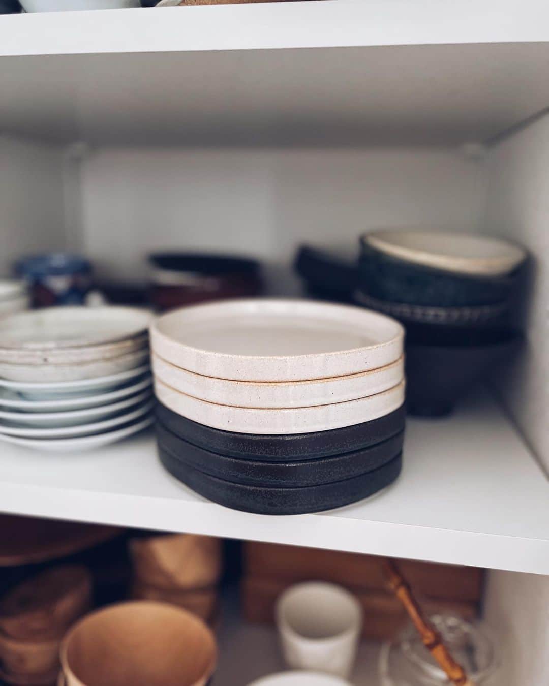 原田沙奈子さんのインスタグラム写真 - (原田沙奈子Instagram)「最近のアマネとの食卓。 夏休みということもあり、だいたい作り置き🫶 （夏バテ防止になるべく色んな種類を食べたいんだけどね。なにって、アマネが🥕好きで、🥕の日々）  器はこれくらいの量をよそえるのが結果的に1番使える。 @lakole_official の“ゆるっとスタック”は取り皿にもなるし、ゆるっとした形でテーブルの上で程よくこなれてくれるし、重ねられるし。 （窯元さんと協力して職人さんの手仕事で1ミリ単位の拘り👏）  品質も良く、シンプルで、実用性も兼ねていて、低価格。←取り皿として同じ器を数枚揃えたい時にも嬉しい価格で有難い  プレゼントキャンペーン（8/18まで）とのことで、ぜひチェックしてみてください☺️  #LAKOLE #ラコレ#あたりまえを素敵に#日本製食器#lakolepr#美濃焼食器#美濃焼」8月11日 17時09分 - sanakoharada