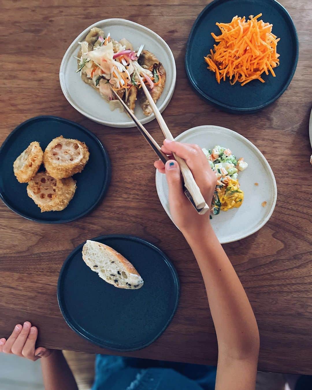 原田沙奈子のインスタグラム：「最近のアマネとの食卓。 夏休みということもあり、だいたい作り置き🫶 （夏バテ防止になるべく色んな種類を食べたいんだけどね。なにって、アマネが🥕好きで、🥕の日々）  器はこれくらいの量をよそえるのが結果的に1番使える。 @lakole_official の“ゆるっとスタック”は取り皿にもなるし、ゆるっとした形でテーブルの上で程よくこなれてくれるし、重ねられるし。 （窯元さんと協力して職人さんの手仕事で1ミリ単位の拘り👏）  品質も良く、シンプルで、実用性も兼ねていて、低価格。←取り皿として同じ器を数枚揃えたい時にも嬉しい価格で有難い  プレゼントキャンペーン（8/18まで）とのことで、ぜひチェックしてみてください☺️  #LAKOLE #ラコレ#あたりまえを素敵に#日本製食器#lakolepr#美濃焼食器#美濃焼」