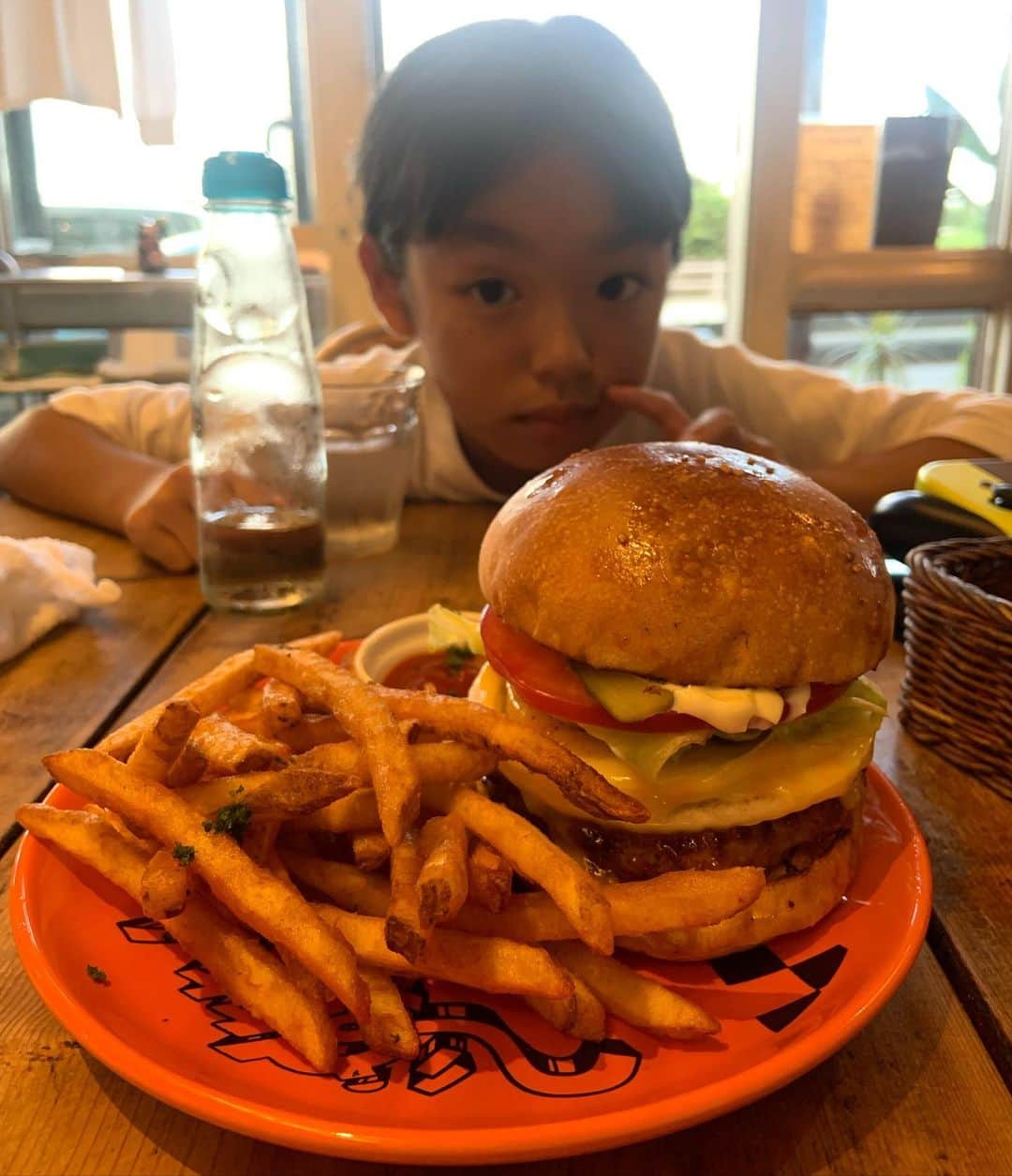Boseのインスタグラム：「近所のバーガー屋さんグッドメローズの2階がギャラリーになった。屋上ではBBQパーティが。鎌倉の夏。 #グッドメローズ #esow #川」