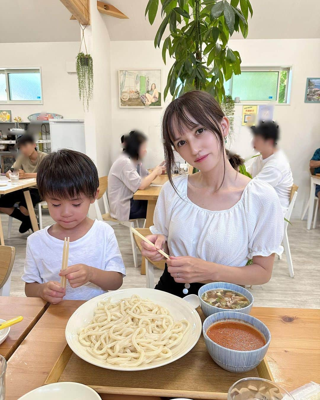 奥山絵里奈さんのインスタグラム写真 - (奥山絵里奈Instagram)「#大磯ロングビーチ に行った後に寄った #肉汁うどんなぎさ  @nagisa_udon が凄く美味しかった〜！！  肉汁スープと ピリ辛トマト肉汁スープの ハーフハーフにしたんですが ちょい太の自家製麺と絡んで すっごく美味しかった〜🥹  トマト系のはトマトパスタみたいな感じ🍅  スープをずっと啜っていたくて スープ割があったので 薄めて 啜り過ぎて喉が渇いた笑  それほどスープが美味しかった！ 持って帰りたかったぐらい🤣  餃子もとっても美味しかったよん✌️  神奈川県中郡大磯町国府本郷937-1  #大磯グルメ #大磯ランチ #うどん好きな人と繋がりたい #自家製麺 #子連れランチ #子連れうどん #神奈川観光 #神奈川グルメ #神奈川ランチ #sheinコーデ #つけ麺#肉汁うどん #夏休みごはん」8月11日 17時09分 - erinaokuyama