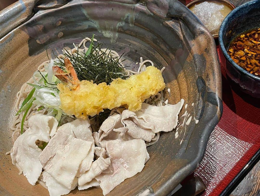 一井悠理さんのインスタグラム写真 - (一井悠理Instagram)「熊本の辣王さんへ✨👑 この辛つけ蕎麦が食べたくて🌶 トッピングは海老と豚肉🦐 辣油の辛さかな？ 私はもっと辛くしたかったかな(*´ω｀*) #辣王 #辛つけ蕎麦専門熊本辣王  #蕎麦好き  #ランチ限定 #夜は居酒屋さん」8月11日 17時19分 - yuripoyo.1212