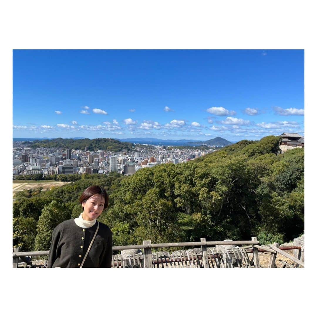 徳島えりかのインスタグラム：「🗻 #山の日  とはいっても インドア派の私には山登りの写真などなかったので 山の上のお城を見に行った際の写真です🏯  #標高132m  #リフトであがりました #どこだか分かりますか？🗾🤭」