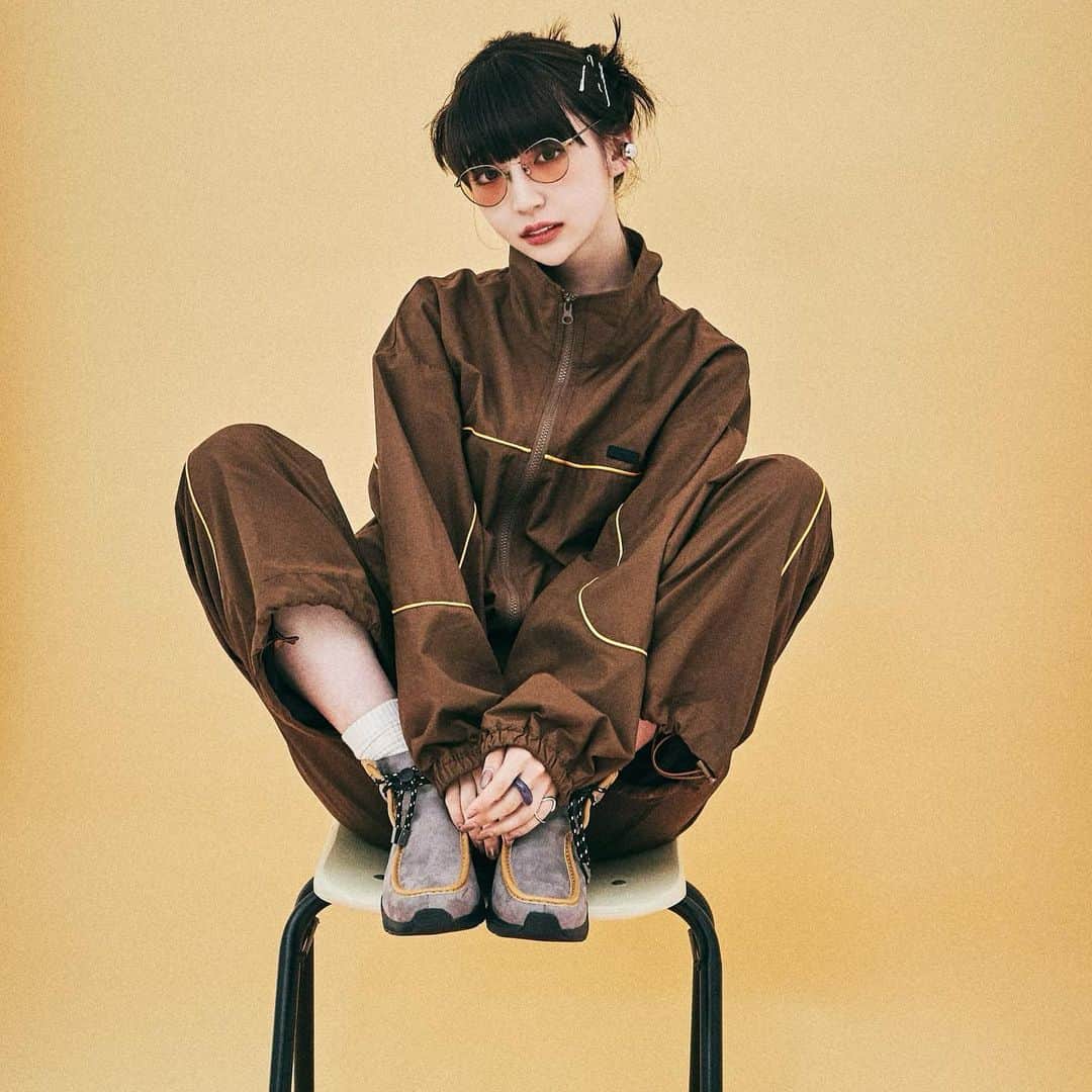 荻野由佳のインスタグラム：「早く秋にならないかな〜🍁🍂👟🤎」