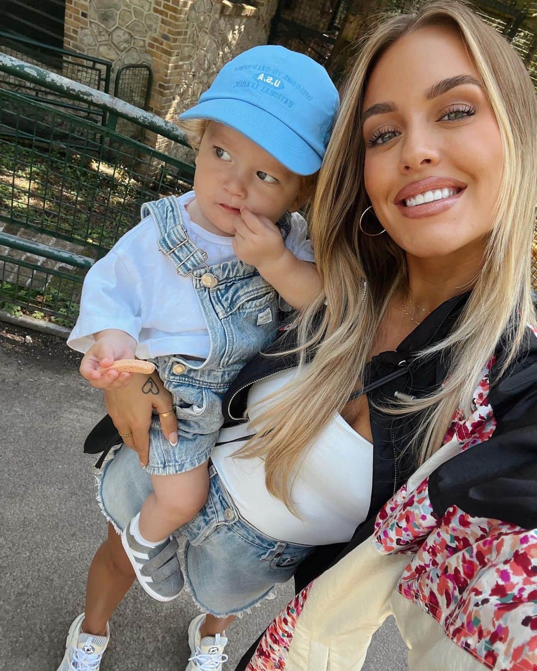 ロッティー・トムリンソンのインスタグラム：「1st birthday adventures 🦒🫶🏼 thank you for an amazing day @portlympnepark 🤍」