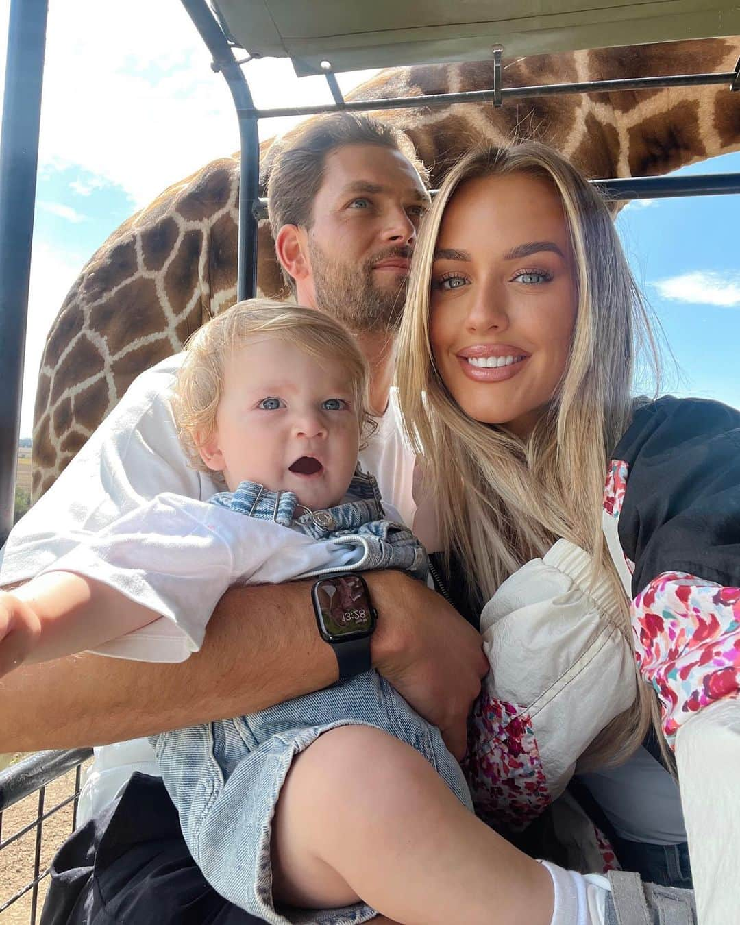 ロッティー・トムリンソンさんのインスタグラム写真 - (ロッティー・トムリンソンInstagram)「1st birthday adventures 🦒🫶🏼 thank you for an amazing day @portlympnepark 🤍」8月11日 17時26分 - lottietomlinson