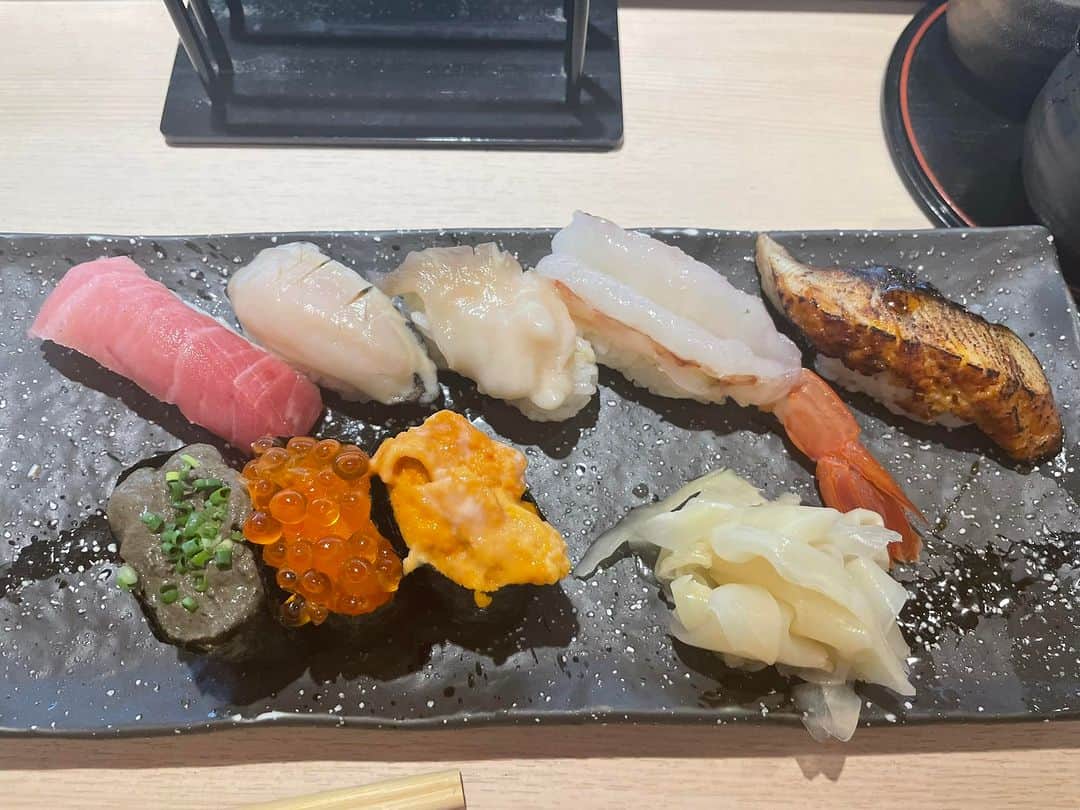 椿朋海のインスタグラム：「. 久しぶりに食べ物、載せるかもー✨  太ってたときは、食・食・食だったけど 今年は、ブランド品や、整形代の分 ちゃんと、食の贅沢は控えてたのよー😊  ダイエット中なのも、あったけど🤭  #東京 #銀座 #お鮨」