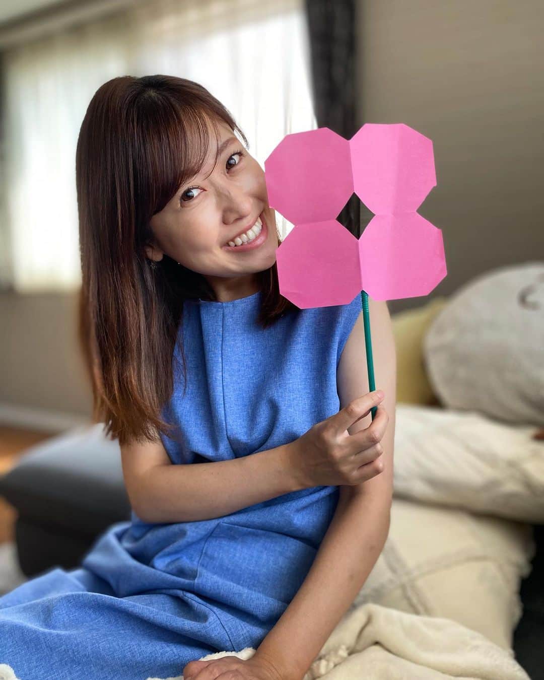 室谷香菜子のインスタグラム：「お花のプレゼント🌸  #日に焼けてます #日焼け止めクリーム塗ってるのに #虫刺されも #花のプレゼント #折り紙 #ストロー」