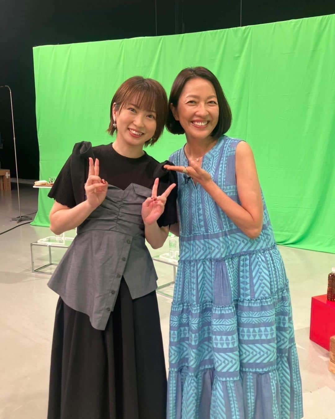 羽田美智子さんのインスタグラム写真 - (羽田美智子Instagram)「来週8/16(水)18:25から テレビ東京『ソレダメ!〜あなたの常識は非常識!?〜』放送になります。  私の一推し！ スーパーマーケットブランデさんの特集です🛒  この日、、 何年ぶりなのでしょう、、⁉️ ドラマ『女王の教室』で 娘役だった志田未来ちゃんと懐かしい再会💞 あの時小学生だった可愛い面影そのままにしっかり美しい大人の女性になってて、、なんだか感慨深いものがありました🥹  可愛い❤️  そして小籔さんとは 食の好みが似てて、、 勝手に親近感✨✨ ご一緒させていただくとホッとできる優しい方です❣️  自慢の簡単料理も作らせてもらいました🍳  良かったら 是非見てくださいね！  台風がとても心配なお盆シーズンになりそうですが、、 安全で楽しい夏休みになることを祈っています✨✨  #tremezzo_womens #Devotion TWINS」8月11日 17時34分 - michikohada