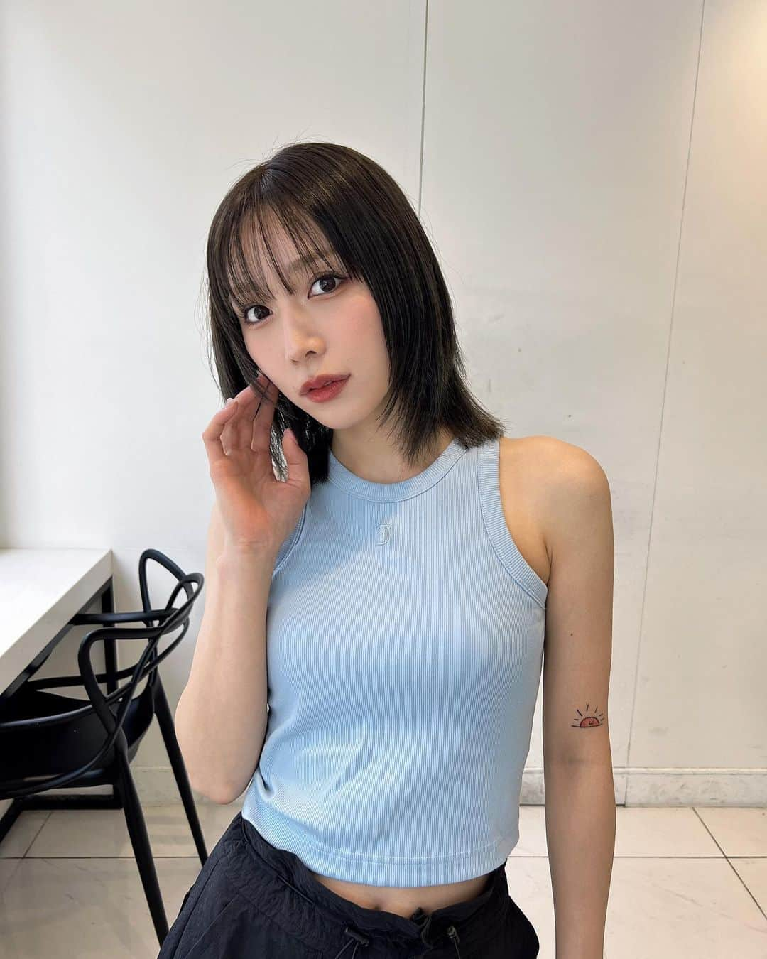 古川優香のインスタグラム：「髪の毛暗いのハマってる🙃 なんか座ってたら服シワシワなった」