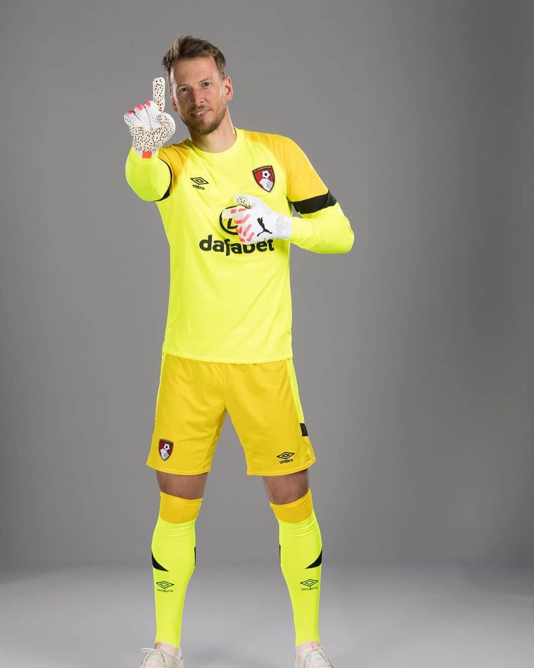 ノルベルト・ムラーラ・ネトのインスタグラム：「Premier League is coming, come on CHERRIES 🍒🍒🍒」