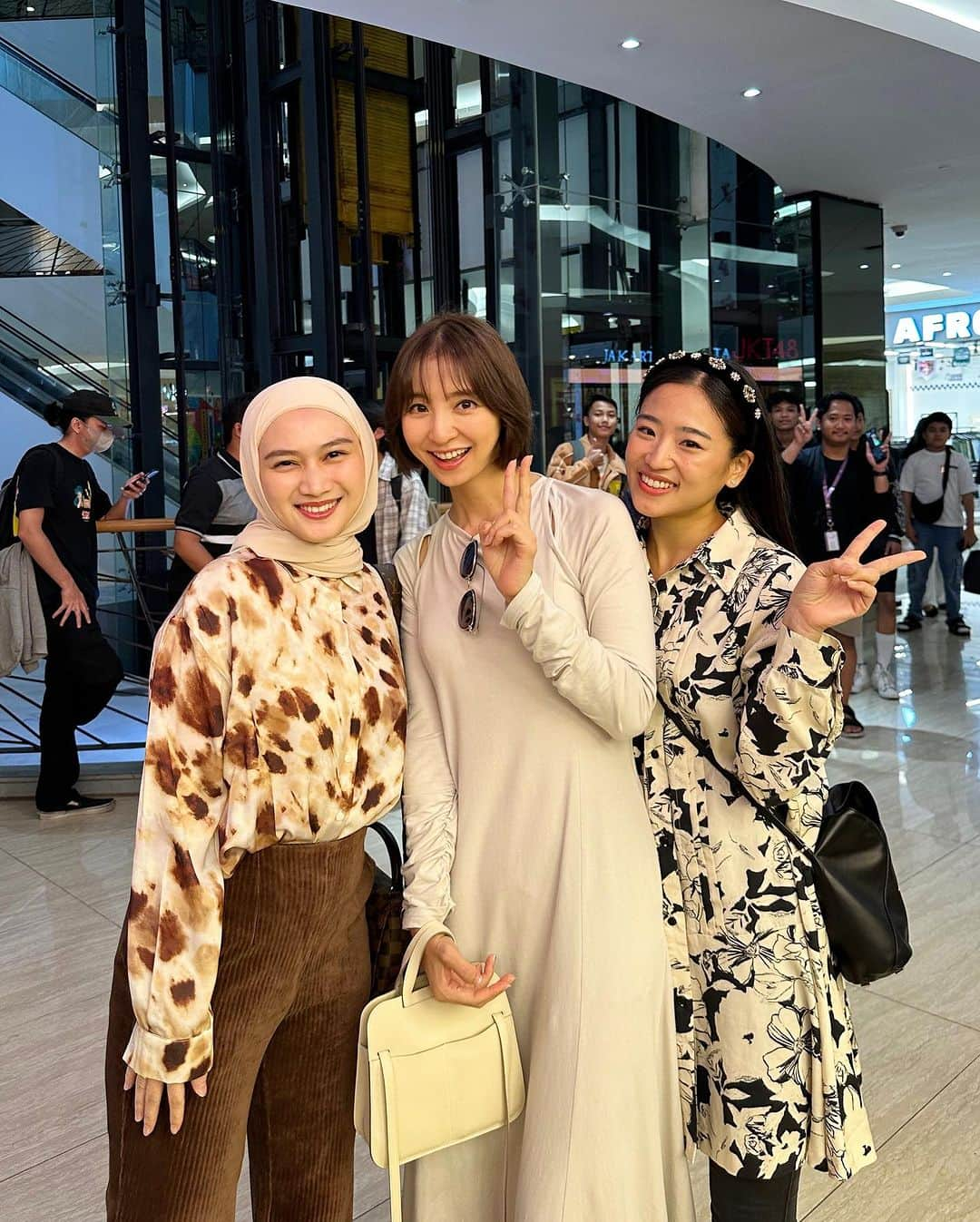 篠田麻里子のインスタグラム：「インドネシア🇮🇩ジャカルタに行ったらやはりここ☞ @jkt48   10年前にJakarta48が出来た時 JKT48のセンターだったメロディ @melodylaksani92   今は支配人になってます🥰 変わらず綺麗なのよメロディ🥹✨  懐かしの自分がいたユニット 涙の湘南を聞けて🙏最高でした✨  Jakarta versionの会いたかったも可愛かったよ✨  #jakarta48  #jkt48」