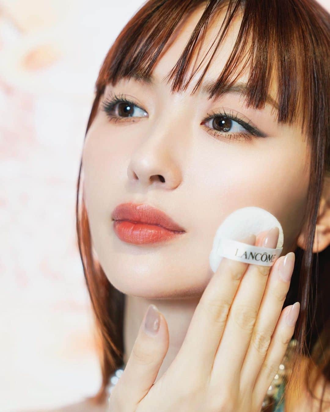 鈴木えみのインスタグラム：「@lancomeofficial から24金(※1)入りの🫢❣️ラグジュアリーなフェイスパウダー「アプソリュ エッセンス イン パウダー」が本日8/11から発売。 ㅤㅤㅤ ビタミンC誘導体(※2)やナイアシンアミド(※3)など美容成分エッセンスが30%も配合されていて、メイクアップ効果+スキンケア効果も絶大なんです✨ ㅤㅤㅤ そして、肌に乗せた瞬間ひんやり冷たく感じる不思議なつけ心地...🌬️❄️ブラシでつけると、ブラシが濡れてる！？と思うほどわかりやすく感じた😳仕上がりのふんわりサラサラ具合もびっくりするよ🩵 ぜひ試してみてほしい！私はこれに乗り換え決定です🤝🏻 ㅤㅤㅤ #ランコム #アプソリュ #玉肌パウダー #lancomemakeup #PR ㅤㅤㅤ (※1)整肌成分：金 (※2)整肌成分：リン酸アスコルビルMg  (※3)整肌成分」