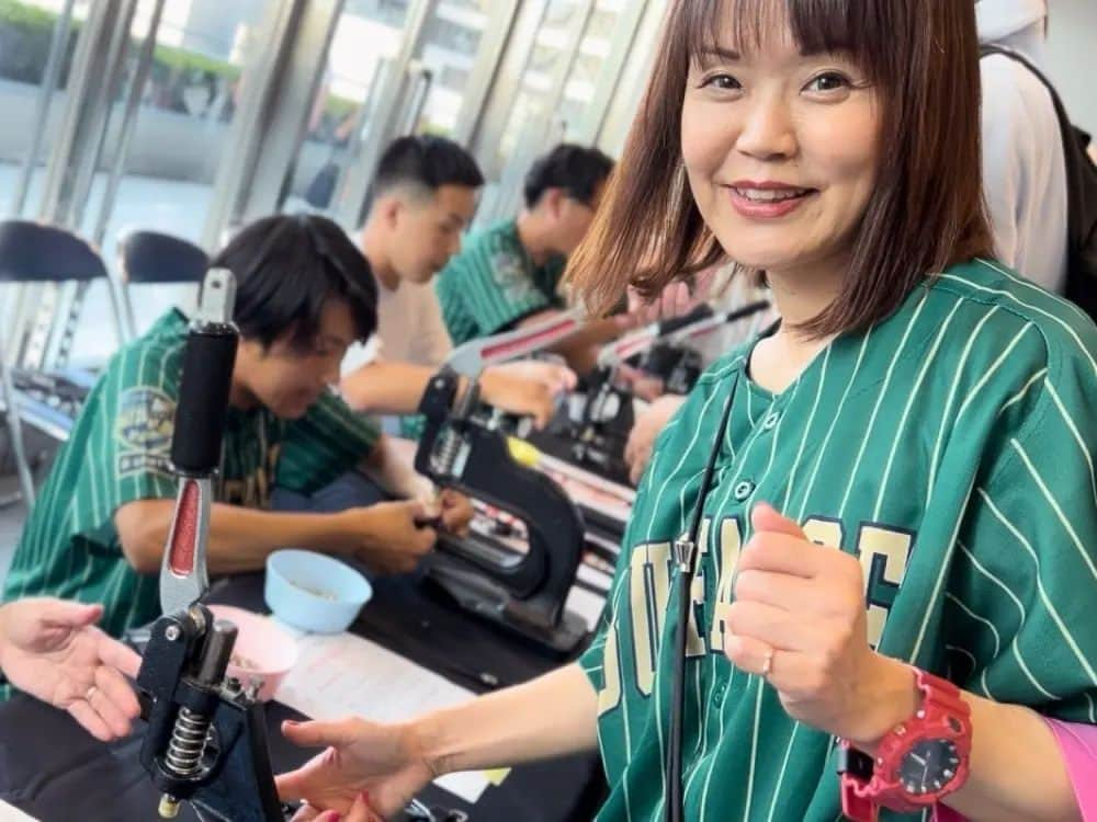 川原ちかよさんのインスタグラム写真 - (川原ちかよInstagram)「先日、8/2、 人生初の経験をさせて頂きました。  『自分のナレーションのCMが、 球場で流れる～！！』」  Saturday Junction でお世話になっている モリトさんのハッピーパーツデー！  東は、ZOZOマリンスタジアムでの ロッテvs日ハム、 西は、京セラドーム大阪での オリックスvs楽天  流して頂きました！ Saturday Junction でも流れているCMに映像つけて！！ 野球⚾好きとしては、ほんまに嬉しい体験！ ZOZOマリンスタジアムにも行きたいぐらいでしたが、京セラドーム大阪で、 モリトの社員の皆さんとオリックスを応援し、 またワークショップにも参加し、 夏休みの絵日記に書ける思い出を作ることができました！！  ワークショップで作ったのは、 グラブホルダー。 これに使われたパーツは、 普段は介護の現場で活躍しているもの。 いろんなパーツで、ものは作られていて。 実は脇役的なパーツがとても重要だったりするわけです。 それは会社もだし、野球においても！！  この日のオリックスは、若手の活躍もあり、 劇的サヨナラ勝利✨  球場めしも、お弁当も、ビールも、 全部おいしかったし、 やっぱり球場での観戦は、最高に楽しいな‼️  モリトの皆さん、ありがとうございました❤️ お疲れさまでした‼️  #サタジャン3 #モリト #ハッピーパーツデー #京セラドーム大阪 #ZOZOマリンスタジアム #オリックス #ロッテ #αstation  #KissFMKOBE #FM大阪」8月11日 17時41分 - chikayo_baby