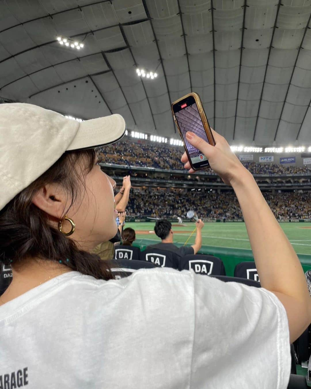 崎本ゆかりさんのインスタグラム写真 - (崎本ゆかりInstagram)「⚾️  2ヶ月ぶりの東京ドームは🐯戦 初めてのグラウンド席で 迫力満点でした！ 阪神ファンなのでアウェーでしたが😂楽しい試合に大興奮✨ 見事 阪神勝利！7連勝！ナイスゲーム👏🏻くぅ〜 楽しかった〜〜！！  #東京ドーム #読売ジャイアンツ #阪神タイガース #伝統の一戦 #野球観戦 #とらほー」8月11日 17時42分 - yukariiiin5