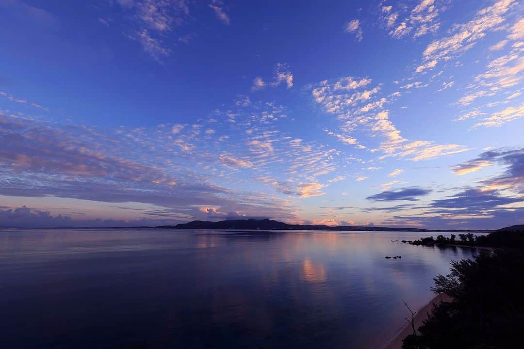 安田慎一のインスタグラム：「幸喜ビーチの夜明け📸  素敵な名前のビーチです‼️  ストーリーにアップした写真が好評でしたのでこちらにも😊  #canon #eos #1dxmarkiii  #沖縄 #幸喜ビーチ #夜明け  #studioshin」